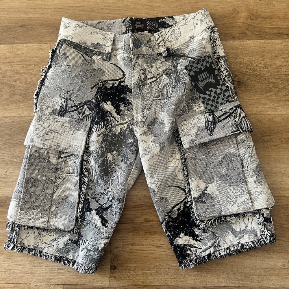 Rebel Vengeance Graphic Tapestry Cargo Shorts – Rare, NWT, Size 28